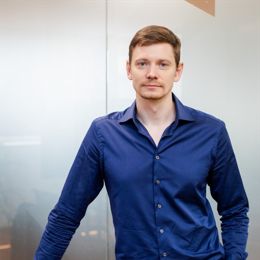 周五(3月7日)，马来西亚棕榈油期货经历了显著上涨，5月交货的基准合约（FCPOc3）在收盘时上升了147林吉特，涨幅为3.28%，最终报收4627林吉特/吨（约1048.73美元/吨）。本周的累计涨幅为1.6%，结束了先前的震荡趋势。这波涨势的主要驱动力是市场对马来西亚主要产区减产的忧虑，同时低位买盘和空头回补也起到了关键作用。